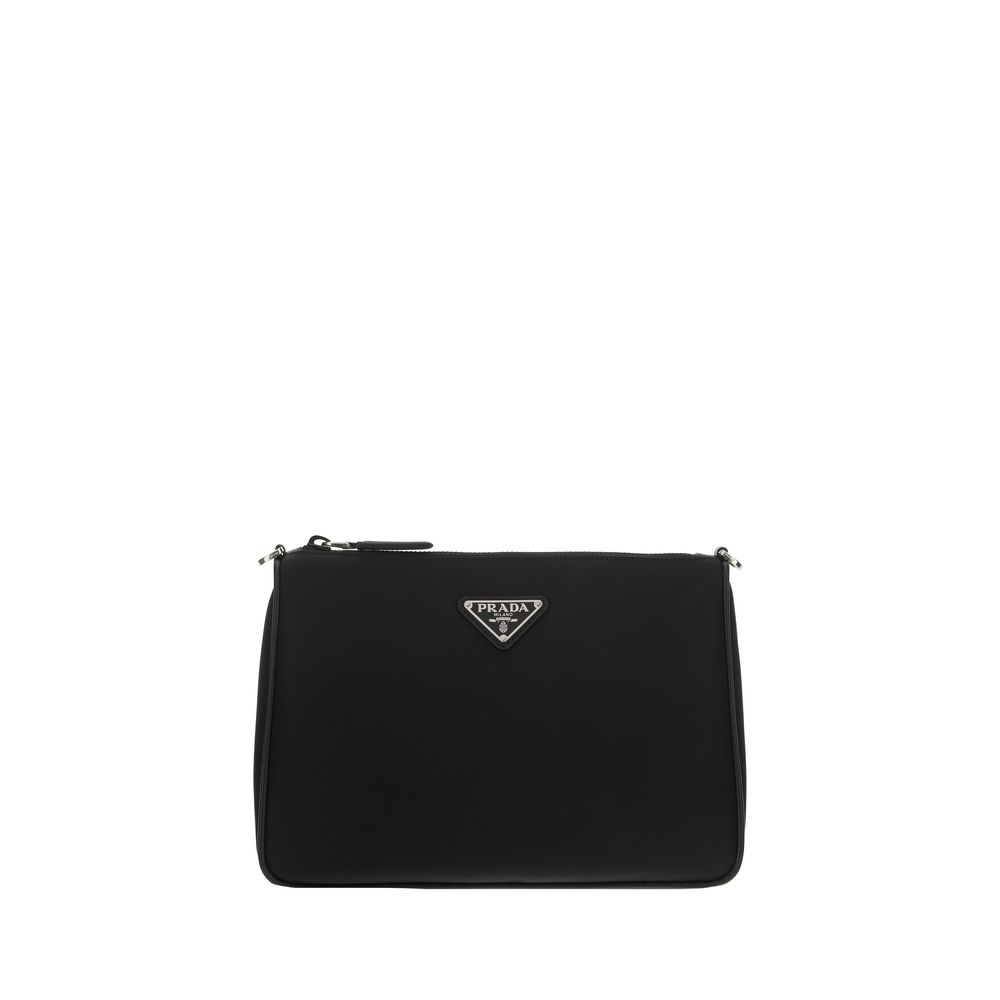 Sac à bandoulière Prada en polyamide recyclé noir, élégant et durable, avec détails modernes et finition raffinée.