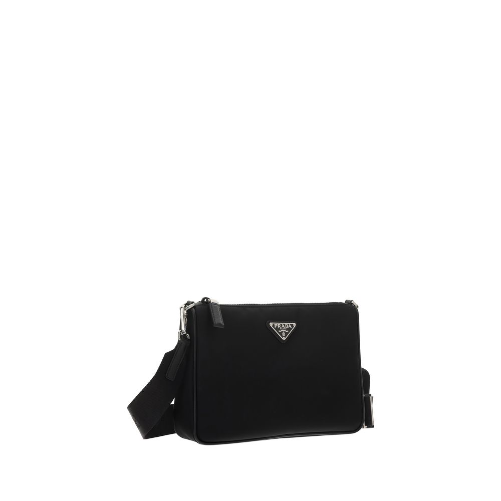 Sac à épaule Prada en polyamide recyclé noir, élégant et durable, avec détails en cuir et logo Prada visible sur l'image.