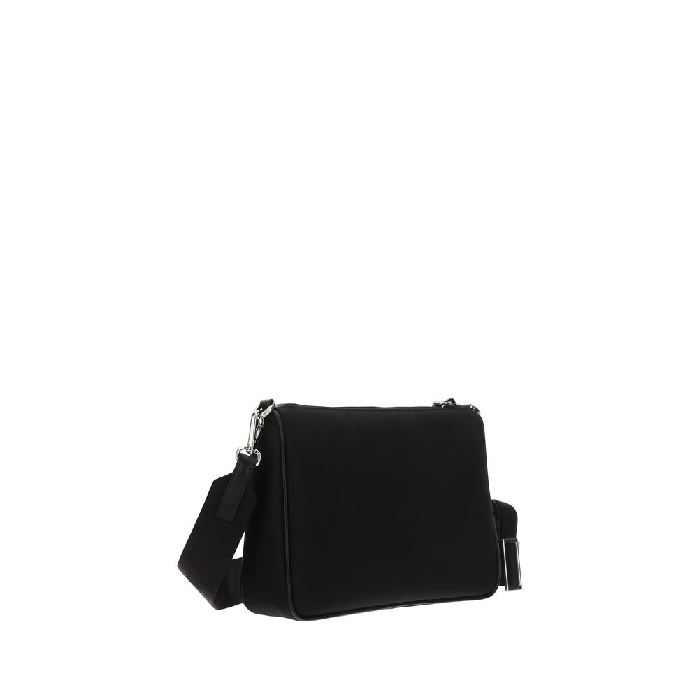 Sac à épaule Prada noir en polyamide recyclé, finition élégante et design moderne, visible avec détails de la texture.
