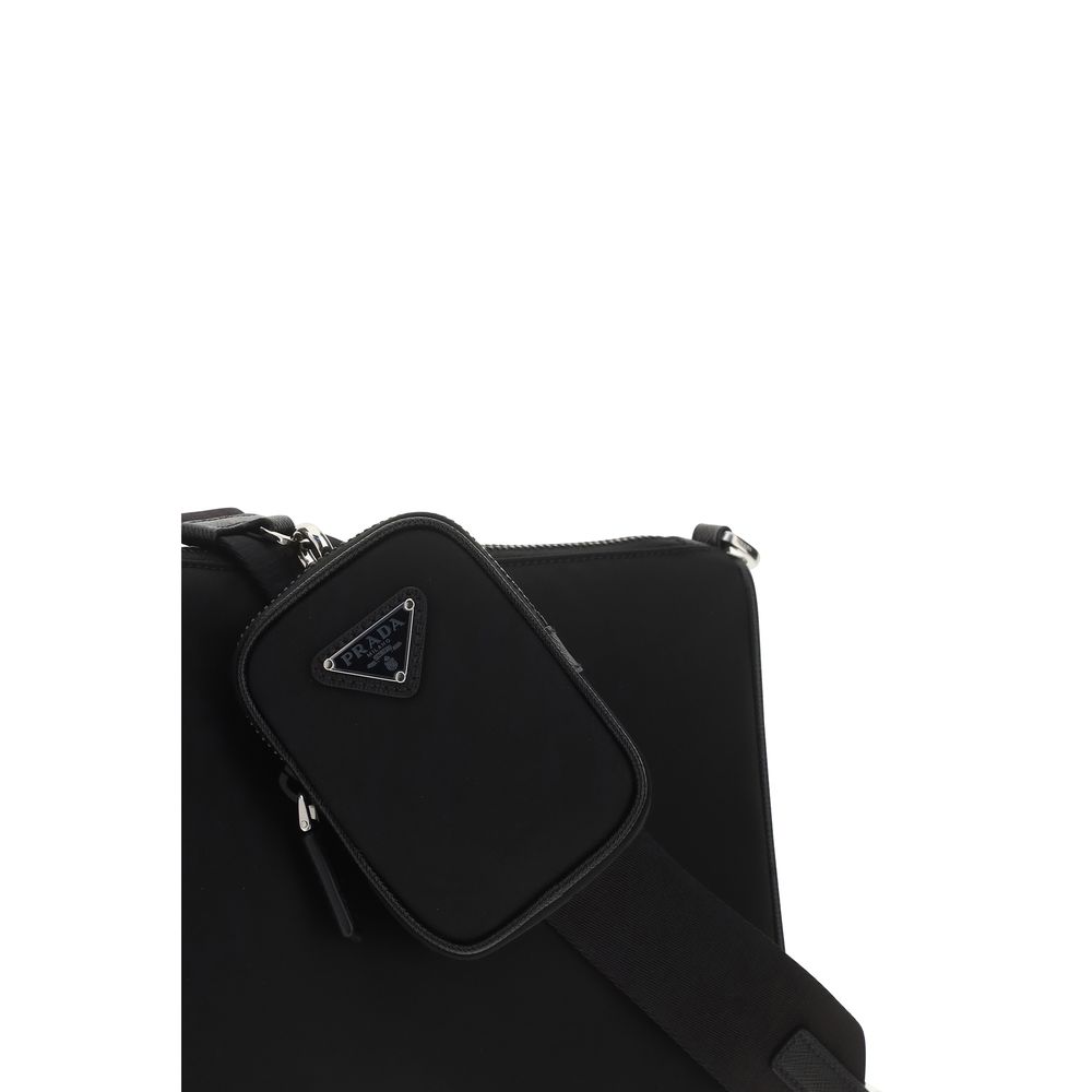 Sac à bandoulière Prada noir en polyamide recyclé, vue de côté avec détail de la bandoulière et du logo Prada.