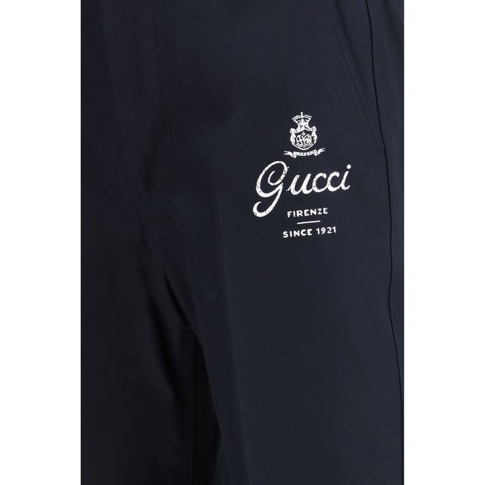 Pantalon casual en coton bleu Gucci pour homme, coupe décontractée et style élégant, visible en gros plan dans l'image.