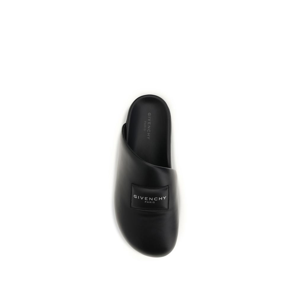 Mules Bos Taurus en cuir de veau noir Givenchy, élégantes et sophistiquées, vues en gros plan.