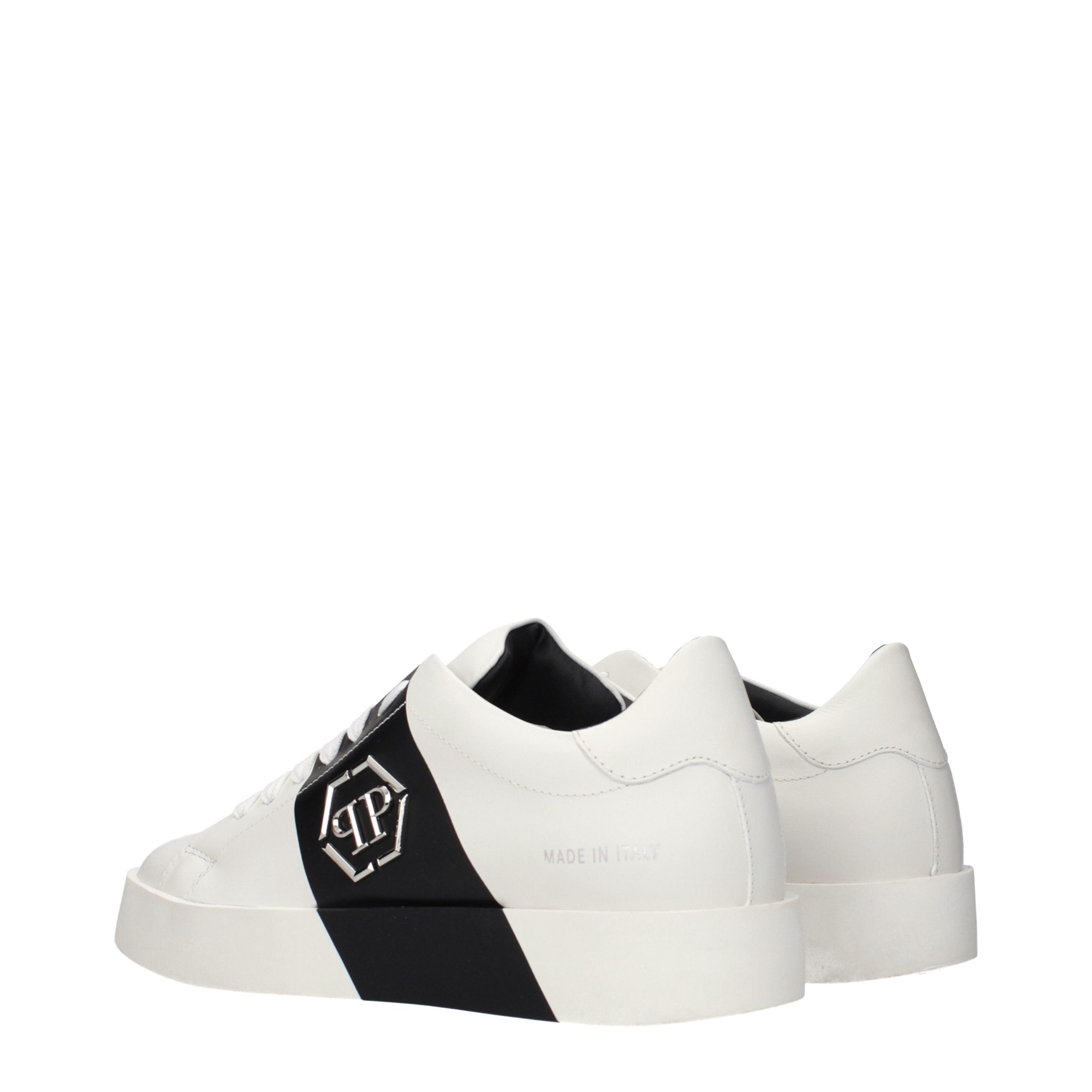 Chaussures sneakers en cuir blanc de la marque Philipp Plein, vue de face, avec détails de design modernes et logo visible.