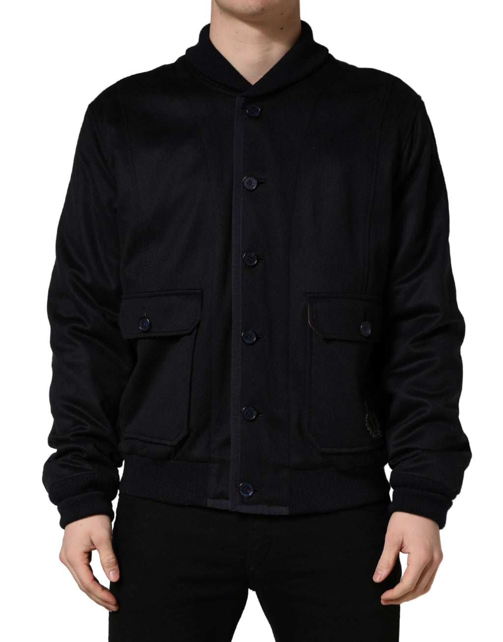 Veste en cachemire noir Dolce & Gabbana à boutons, tricotée, élégante et confortable, portée sur un mannequin.