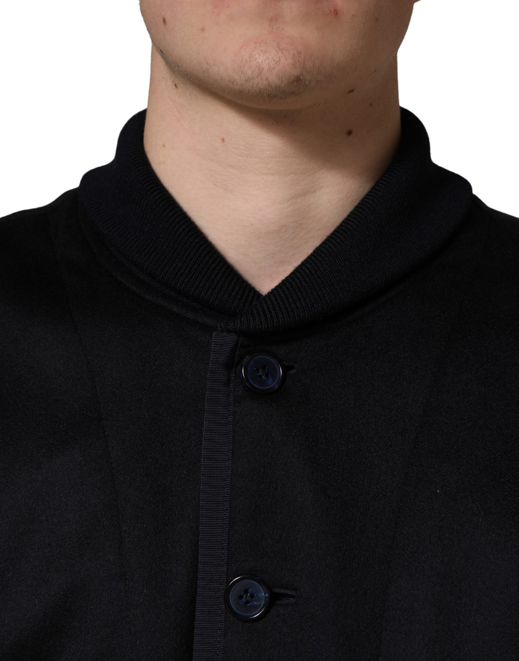 Veste en cachemire noir Dolce & Gabbana à boutons, détails tricotés élégants, vue de face.