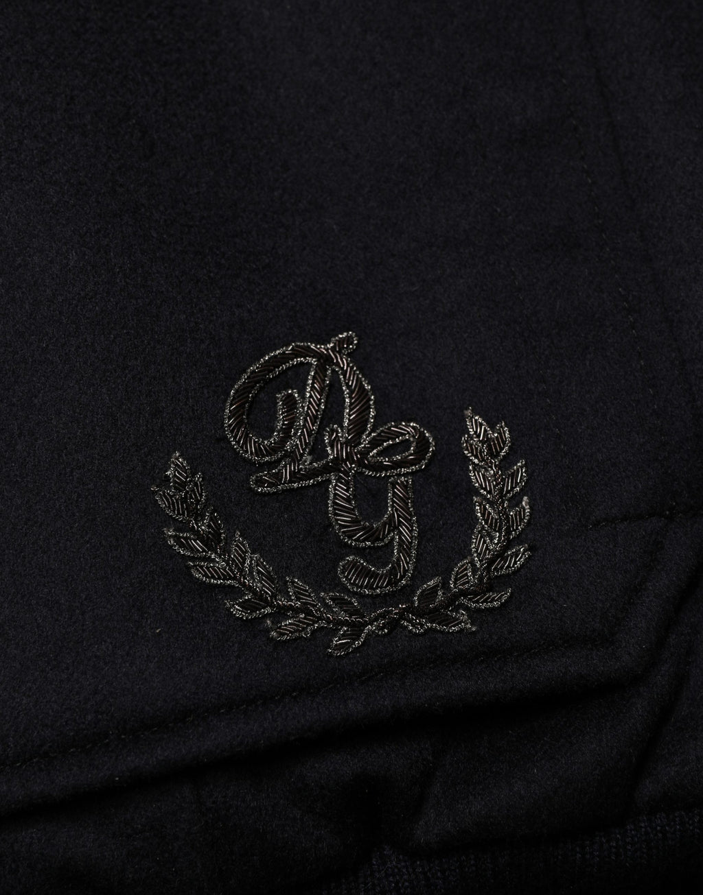 Veste en cachemire noire Dolce & Gabbana à boutons, mode élégante, tricotée avec détails fins, portée élégante.