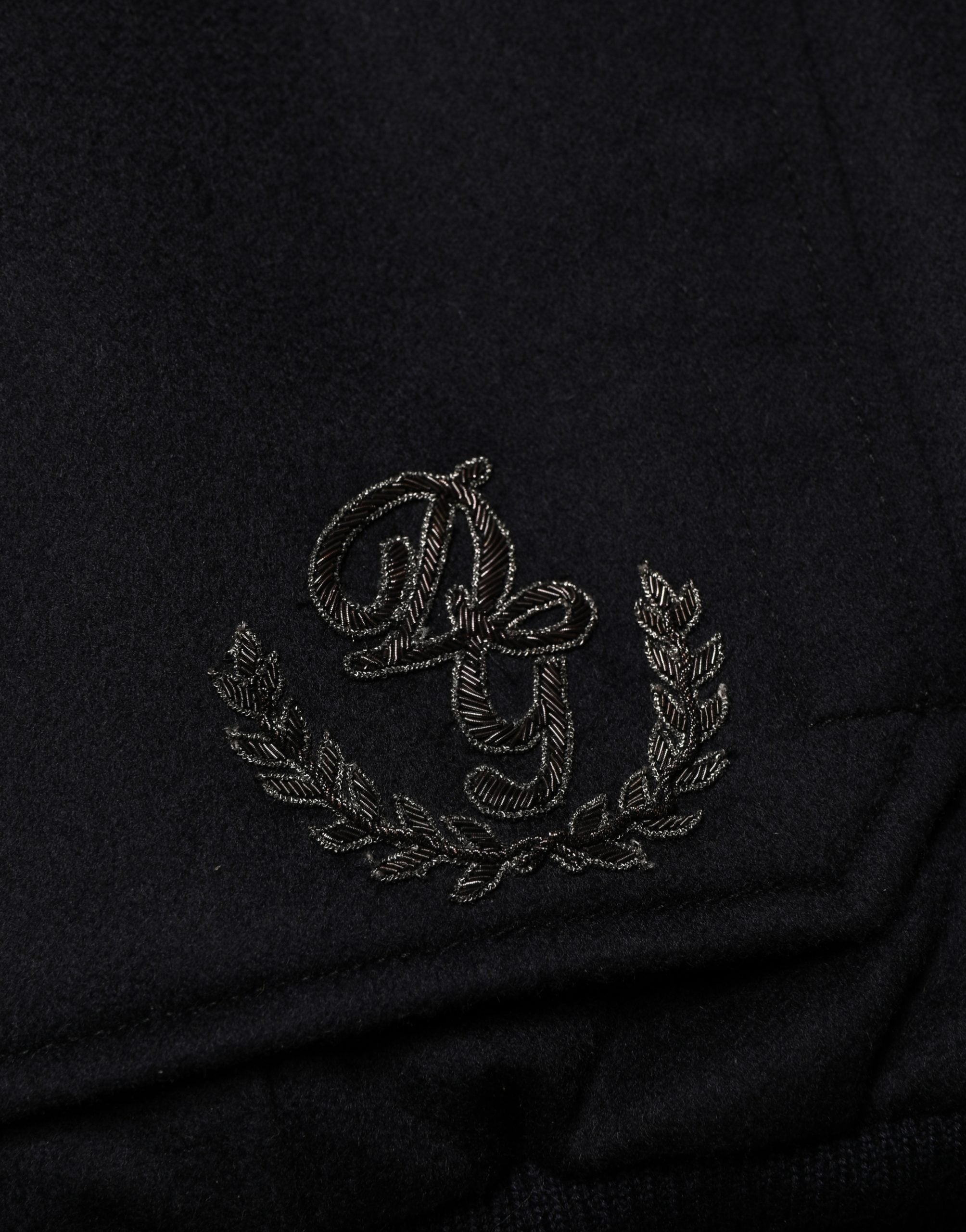 Veste en cachemire noire Dolce & Gabbana à boutons, mode élégante, tricotée avec détails fins, portée élégante.
