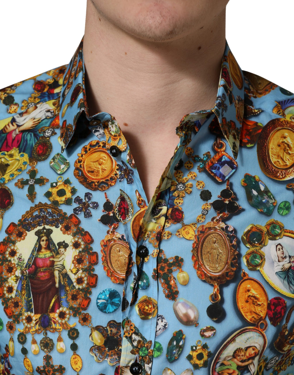 Chemise bleue Dolce & Gabbana en coton avec motif bijoux et boutons, style élégant et sophistiqué.