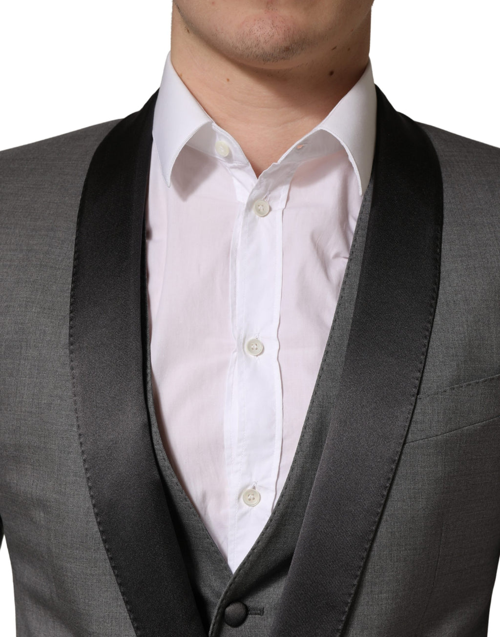 Costume gris en laine Dolce & Gabbana à un bouton, trois pièces, veste à fermeture simple et détails élégants.