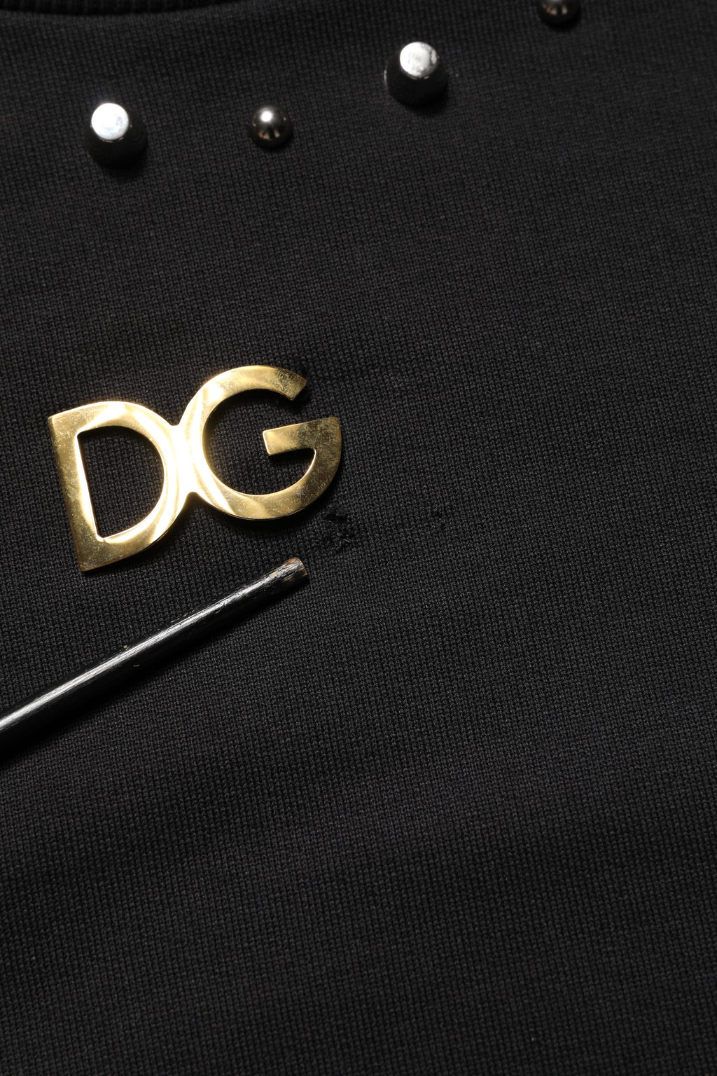 Sweat-shirt en coton noir Dolce & Gabbana avec embellissements et détails élégants, style décontracté et sophistiqué.