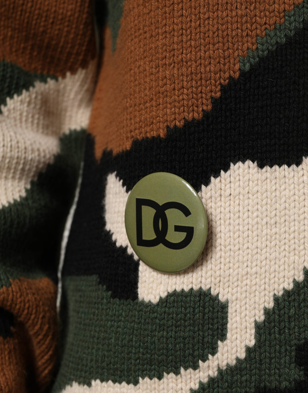 Pull Dolce & Gabbana en maille à motif camouflage multicolore, pull-over épais avec design intarsia, style moderne et coloré.