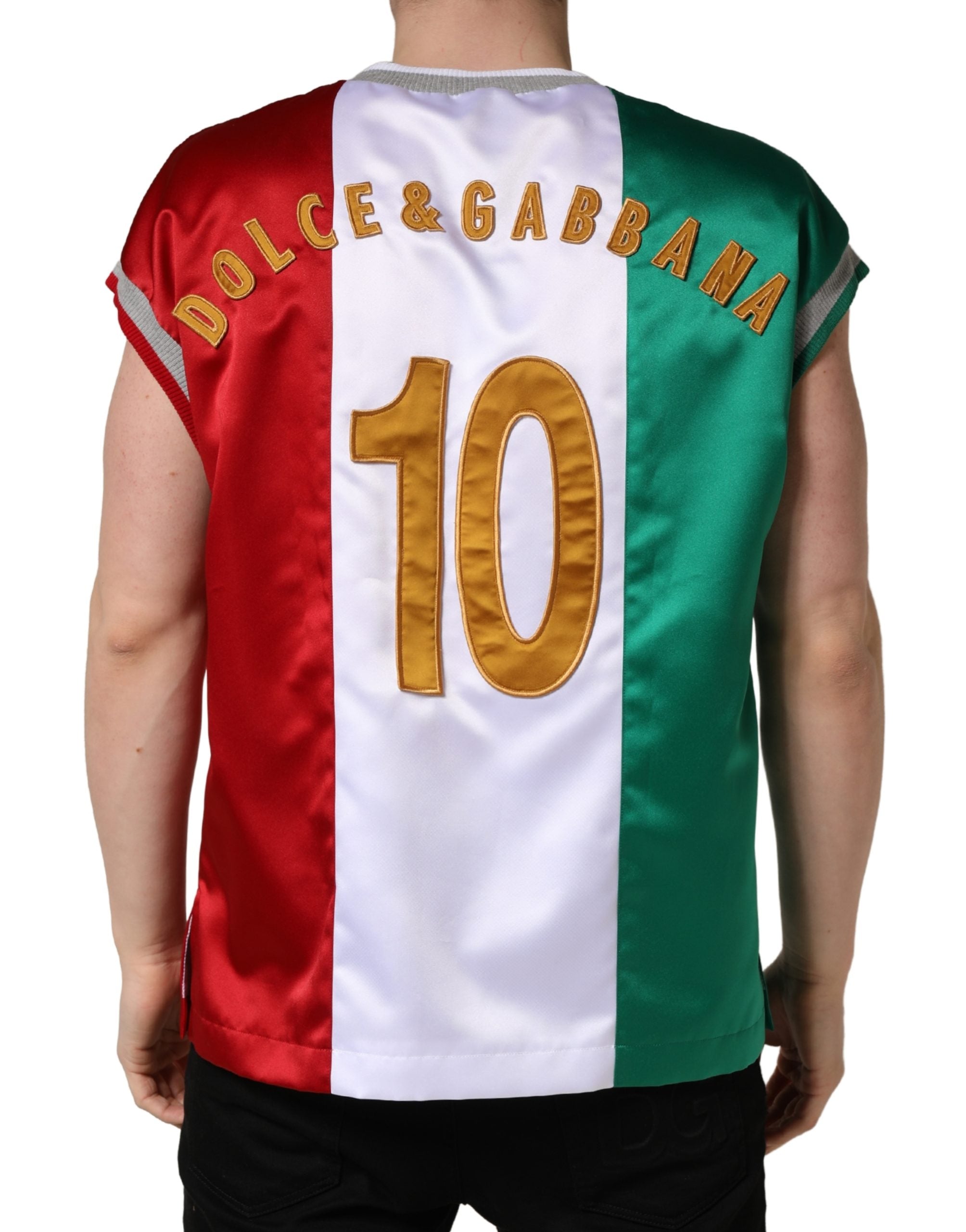 T-shirt en satin multicolore Dolce & Gabbana avec logo Italia DG, design élégant et coloré, porté sur un mannequin.