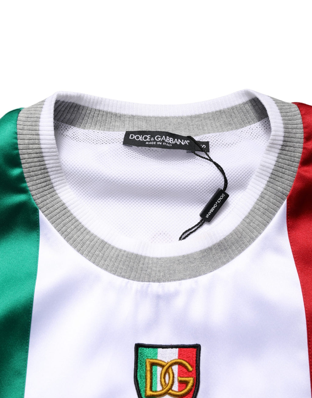 T-shirt en satin Dolce & Gabbana Multicolore avec logo Italia DG, design élégant et coloré, porté sur un mannequin.