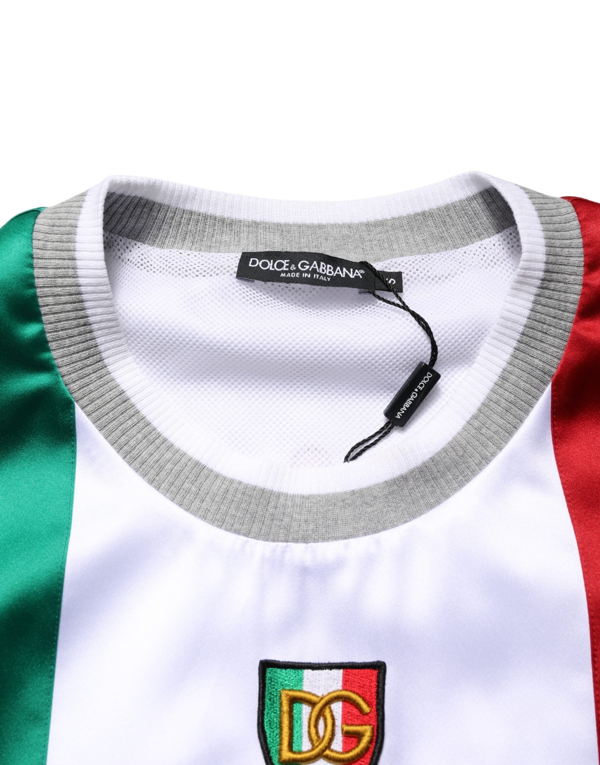 T-shirt en satin Dolce & Gabbana Multicolore avec logo Italia DG, design élégant et coloré, porté sur un mannequin.