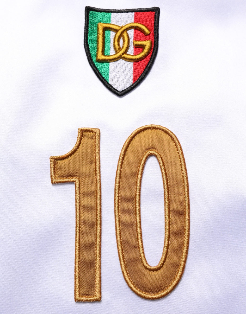 T-shirt en satin multicolore Dolce & Gabbana avec logo Italia DG, coupe ajustée et design élégant.