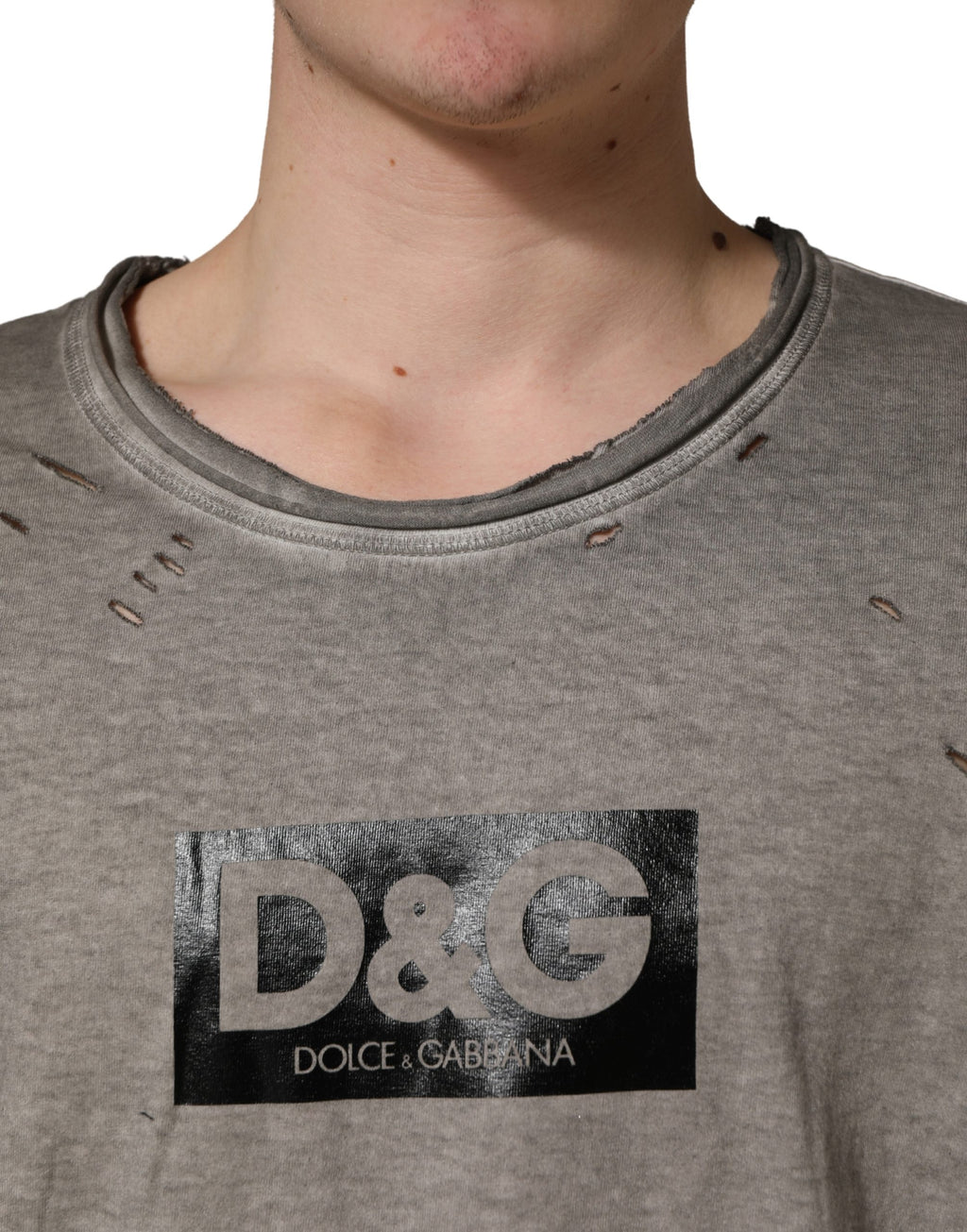 T-shirt en coton gris Dolce & Gabbana avec logo DG imprimé, col rond, vue de face.