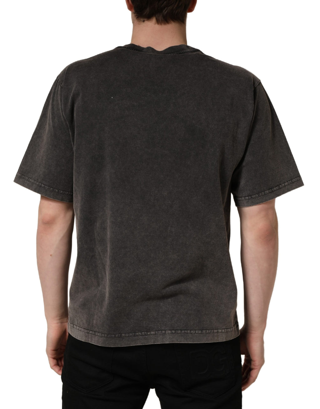 T-shirt homme gris Dolce & Gabbana avec logo orné, col rond, en coton, détails élégants, look décontracté et sophistiqué.