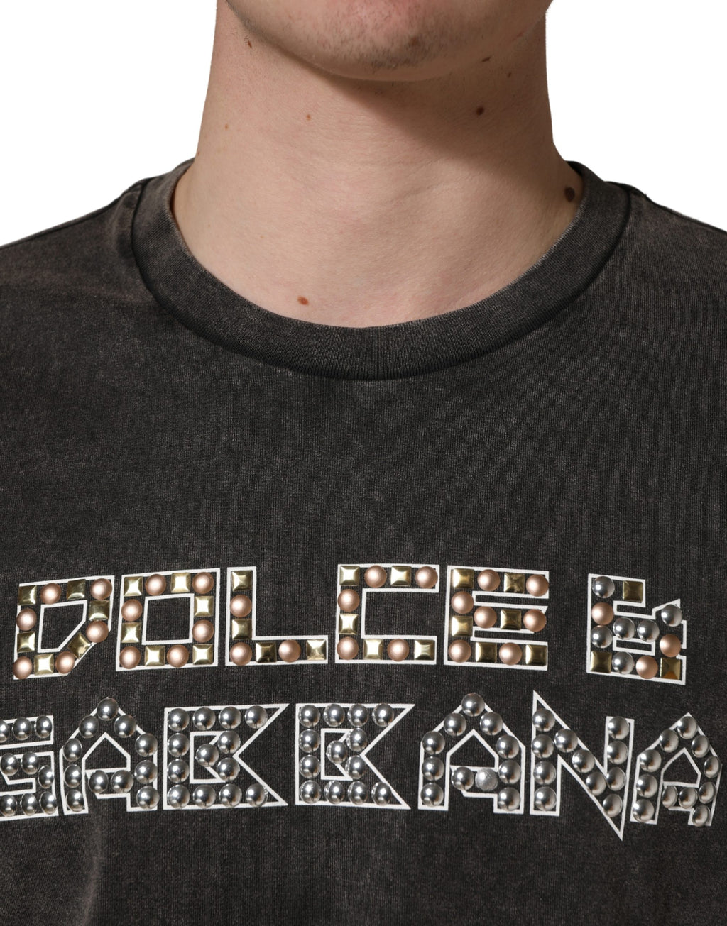 T-shirt homme gris à logo Dolce & Gabbana, col rond, embellissements logo sur le devant, style décontracté et élégant.