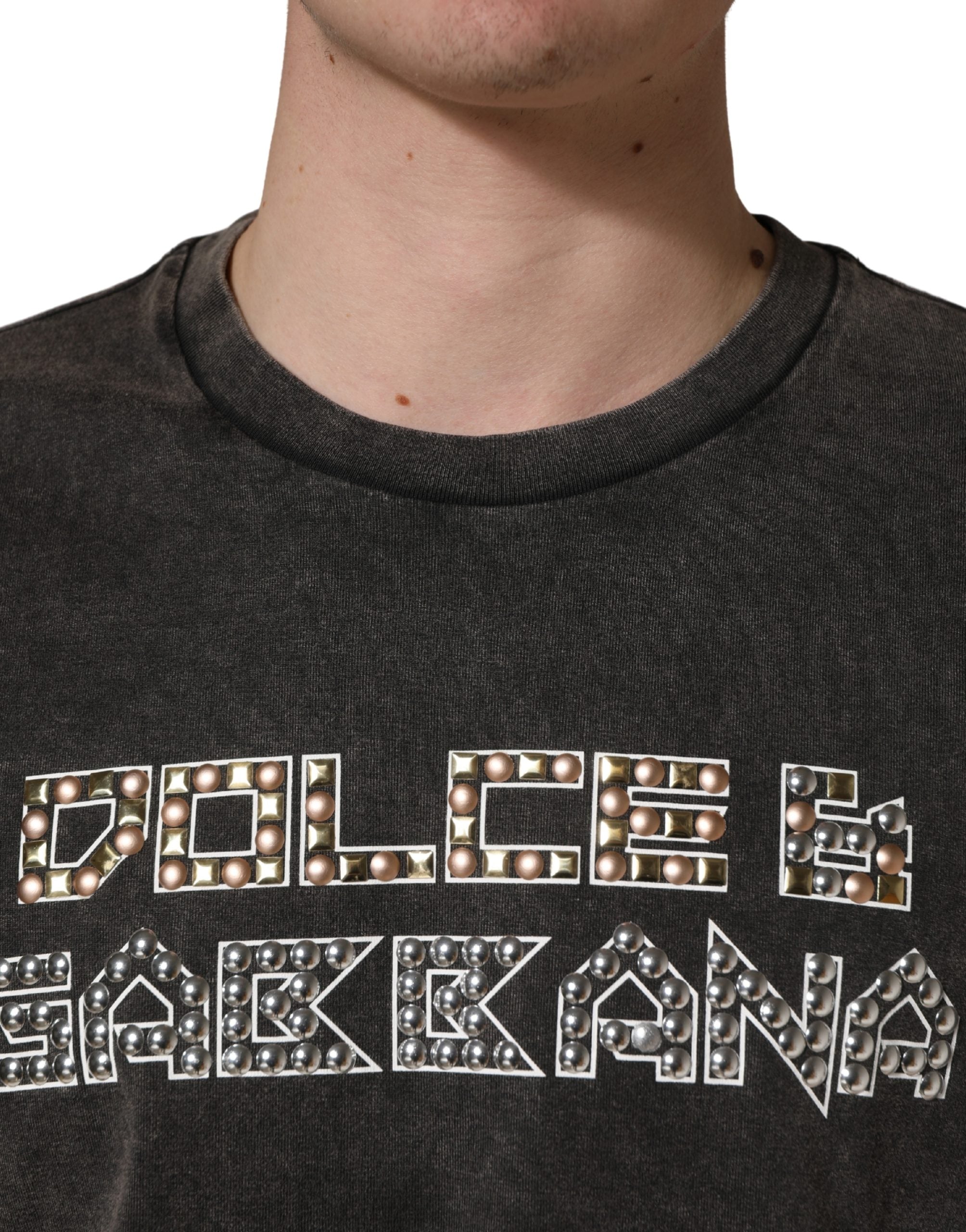 T-shirt homme gris à logo Dolce & Gabbana, col rond, embellissements logo sur le devant, style décontracté et élégant.