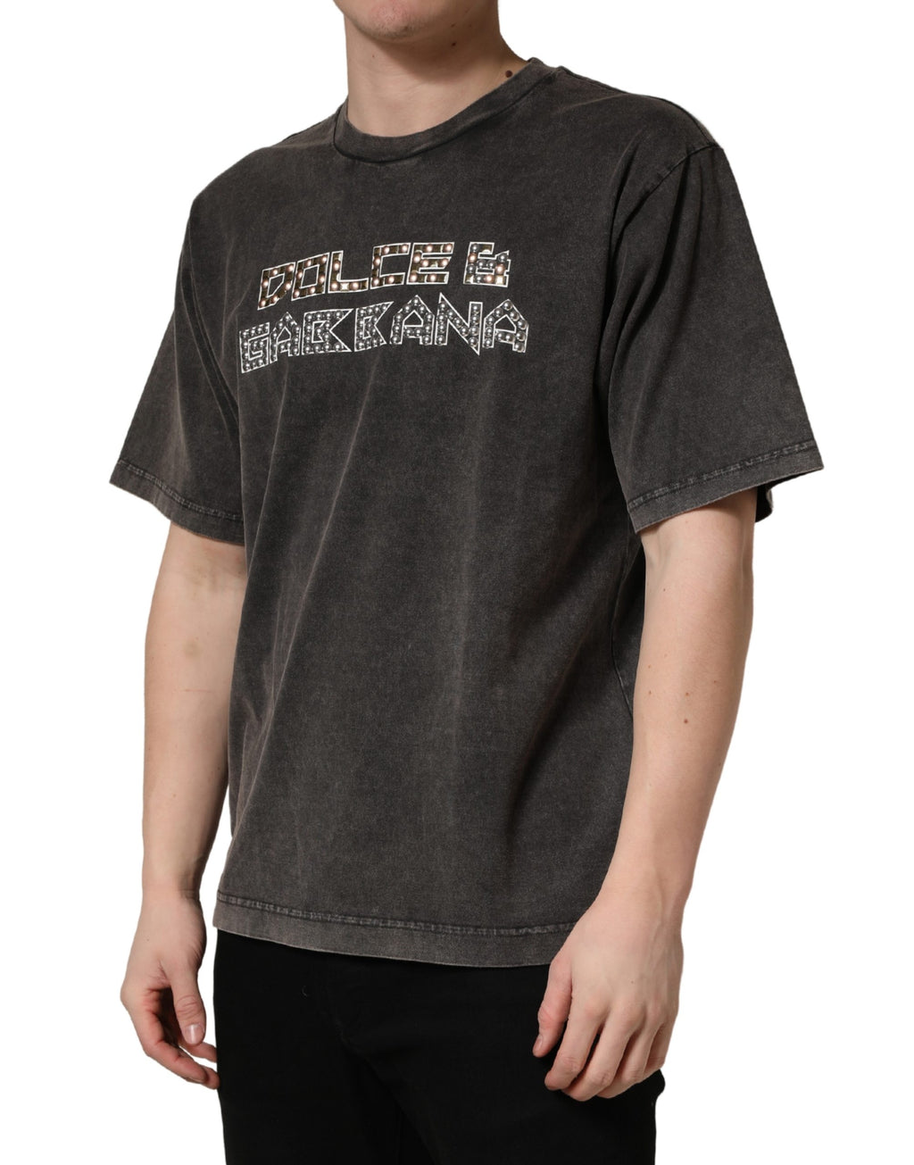 T-shirt homme gris Dolce & Gabbana avec logo orné, col rond, tissu doux et confortable, style casual et élégant.