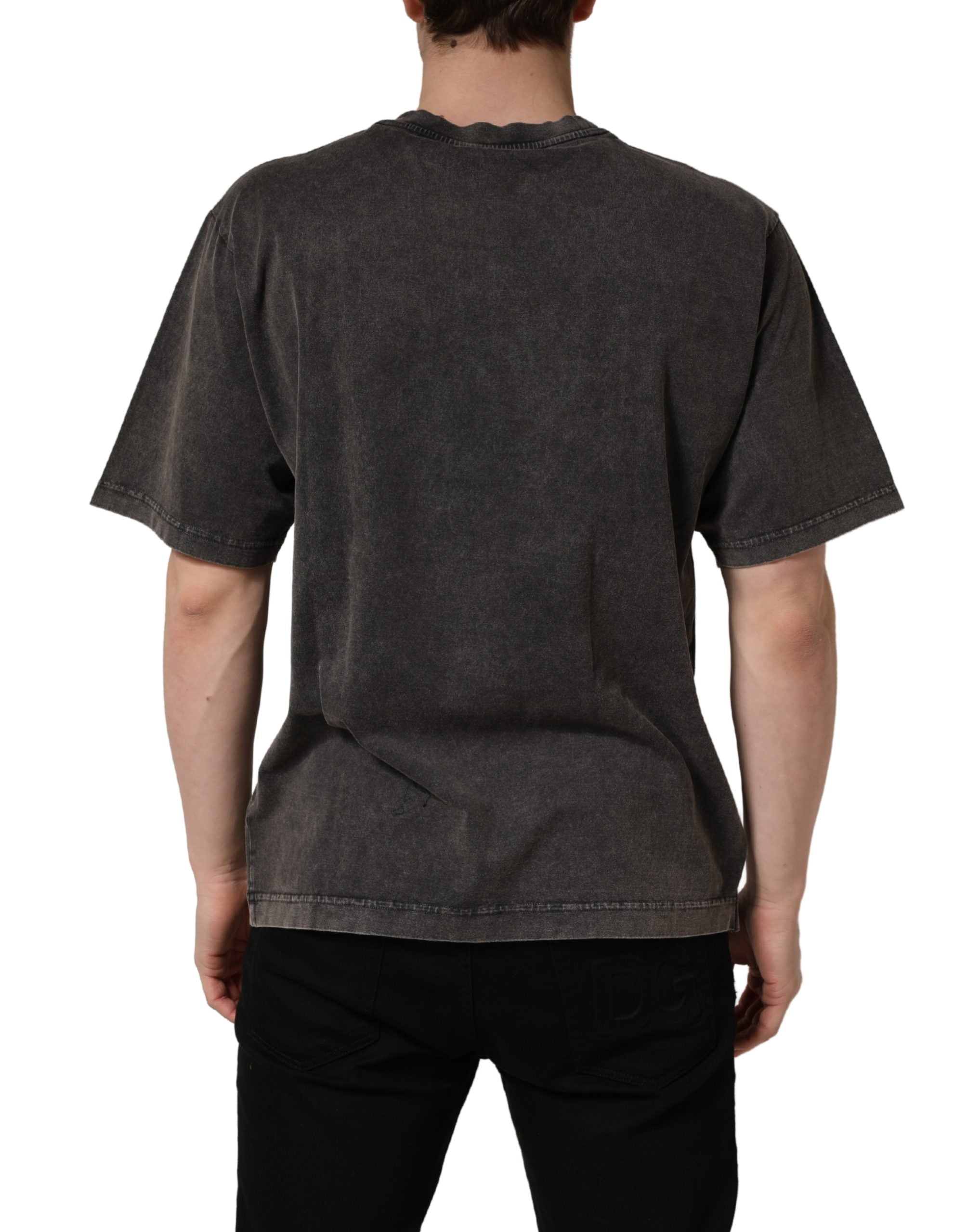 T-shirt homme grise Dolce & Gabbana avec logo orné, col rond, style casual et élégance moderne.