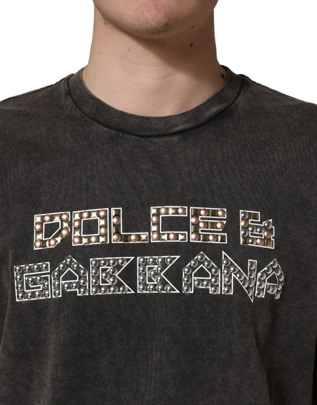 T-shirt homme gris à logo Dolce & Gabbana, col rond, embellissements de logo sur la poitrine, style décontracté.