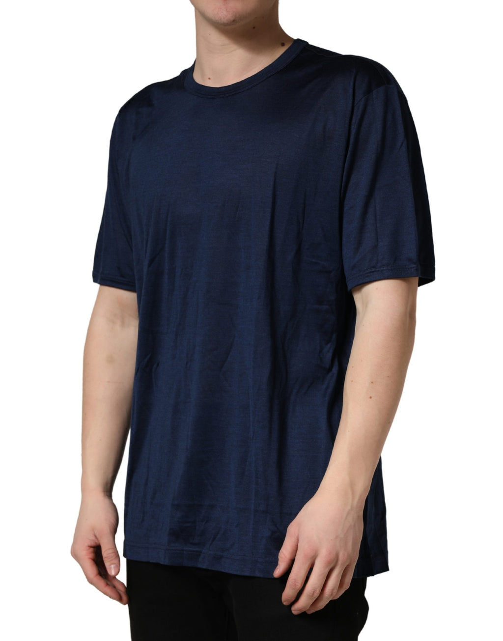 T-shirt en soie bleue foncée à manches courtes et col rond de Dolce & Gabbana, vue de face.