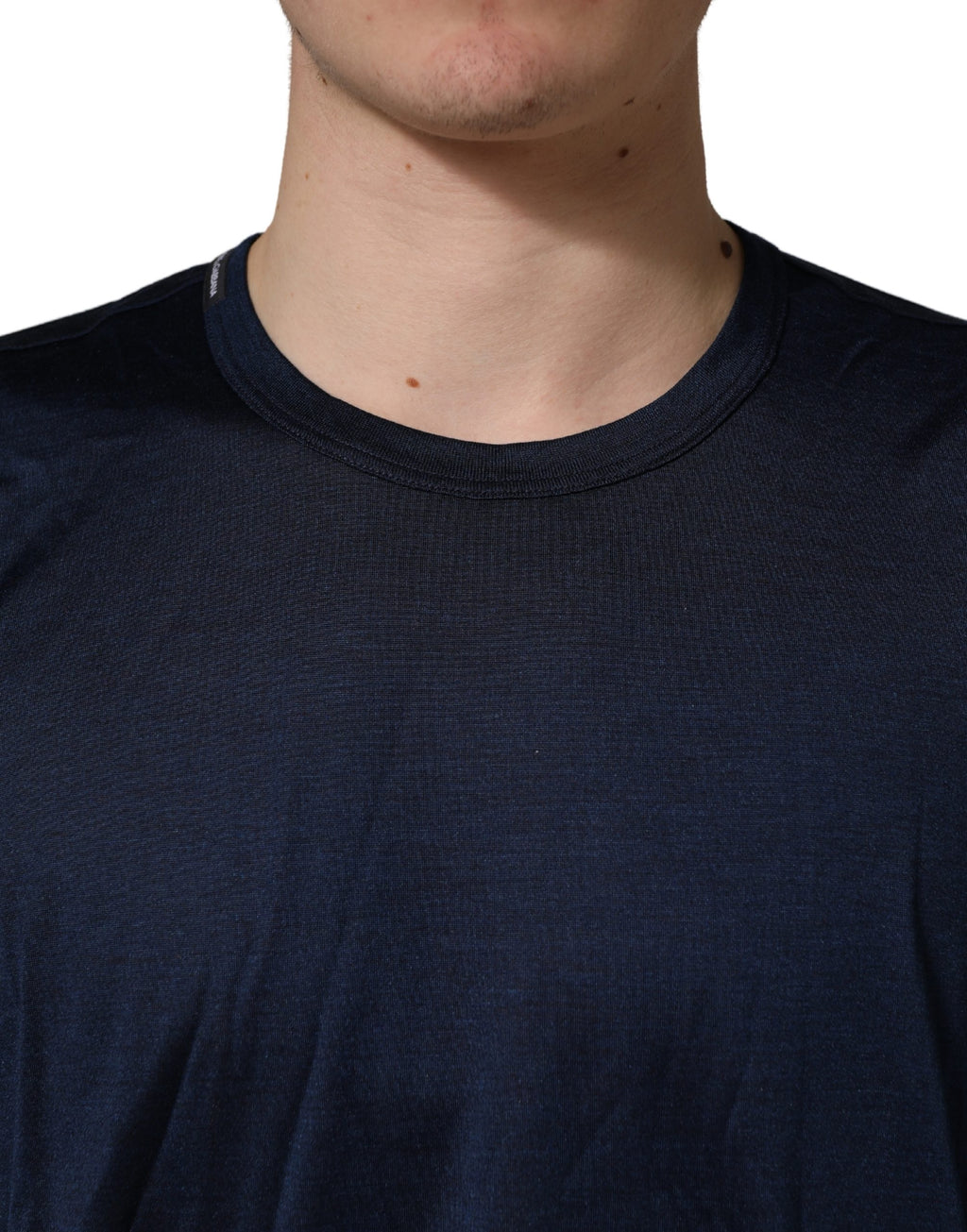 T-shirt en soie bleu foncé Dolce & Gabbana à manches courtes et col rond, élégante et confortable.