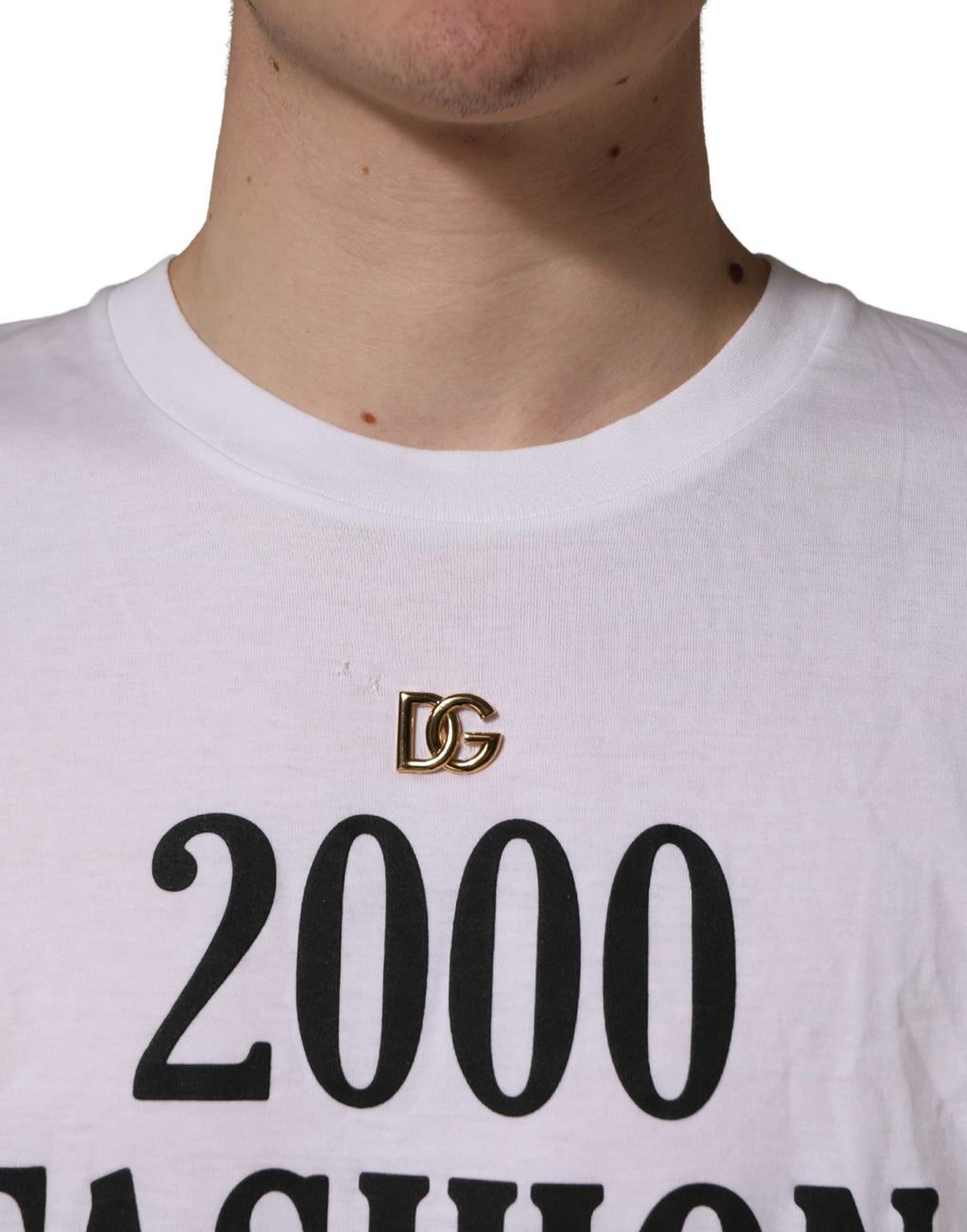 T-shirt blanc à motif graphique Dolce & Gabbana pour hommes, col rond, design tendance et logo visible.