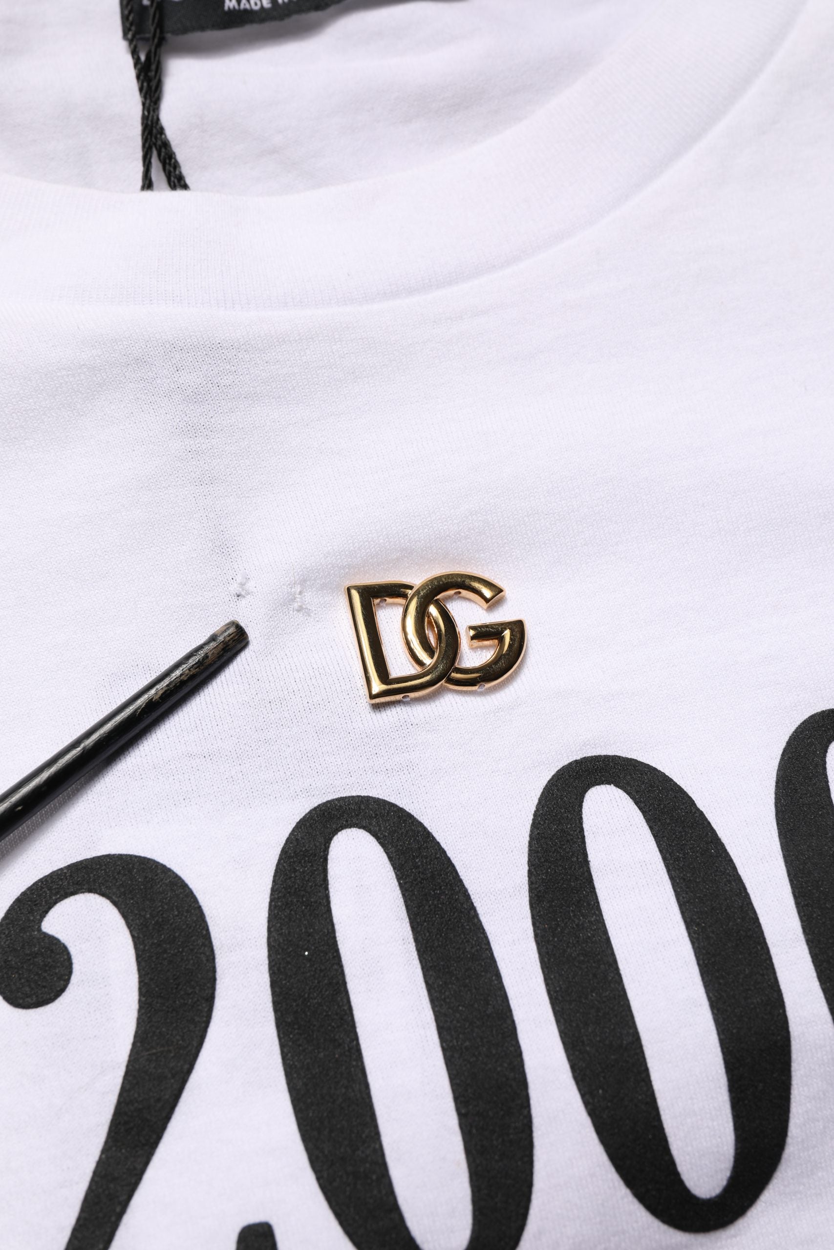 T-shirt blanc Dolce & Gabbana avec impression graphique DG, col rond, style décontracté pour homme.