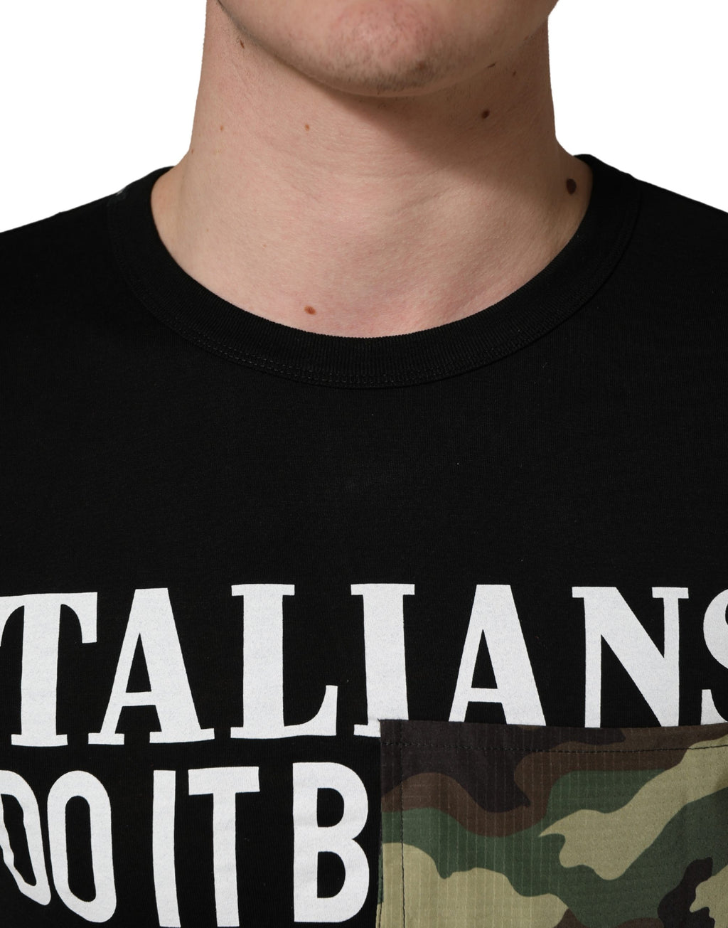 T-shirt noir Dolce & Gabbana avec motif camouflage, poche sur la poitrine, style décontracté pour homme.