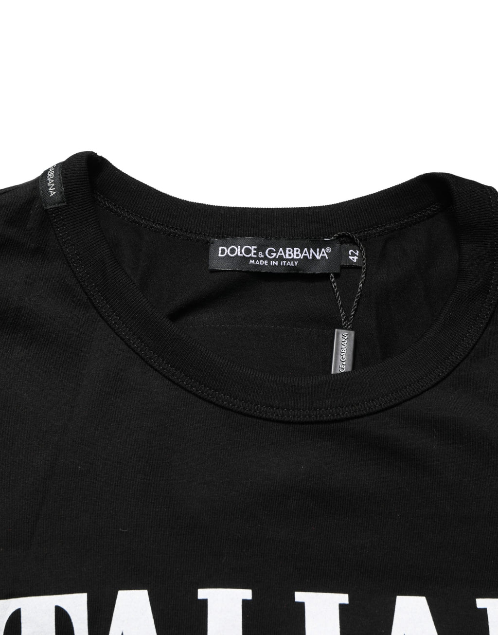 T-shirt noir Dolce & Gabbana avec motif camouflage, poche à l'avant, style homme, design italien, mode urbaine.