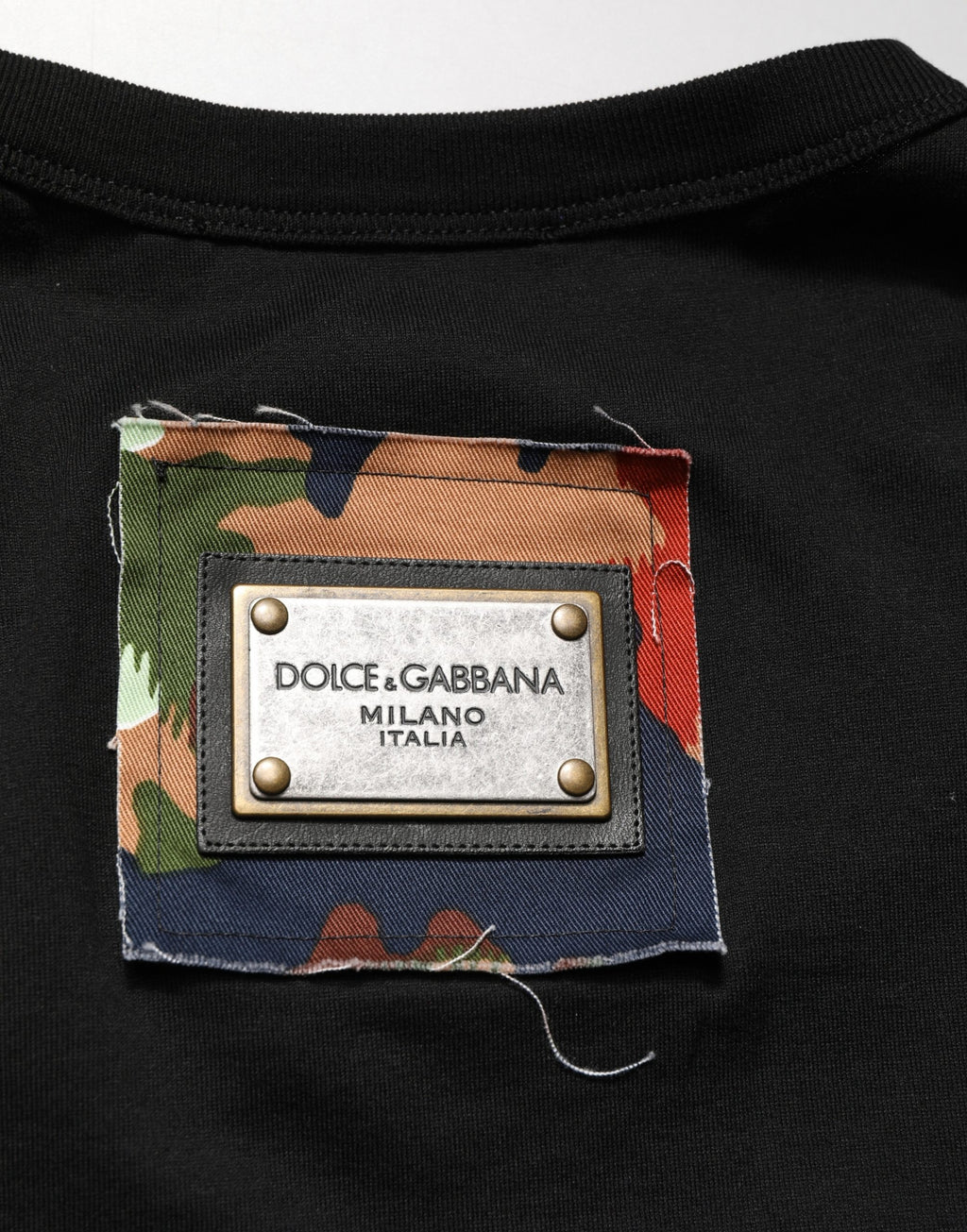 T-shirt noir Dolce & Gabbana avec motif camouflage et poche, style masculin, design italien, "Italians Do It Better" imprimé.