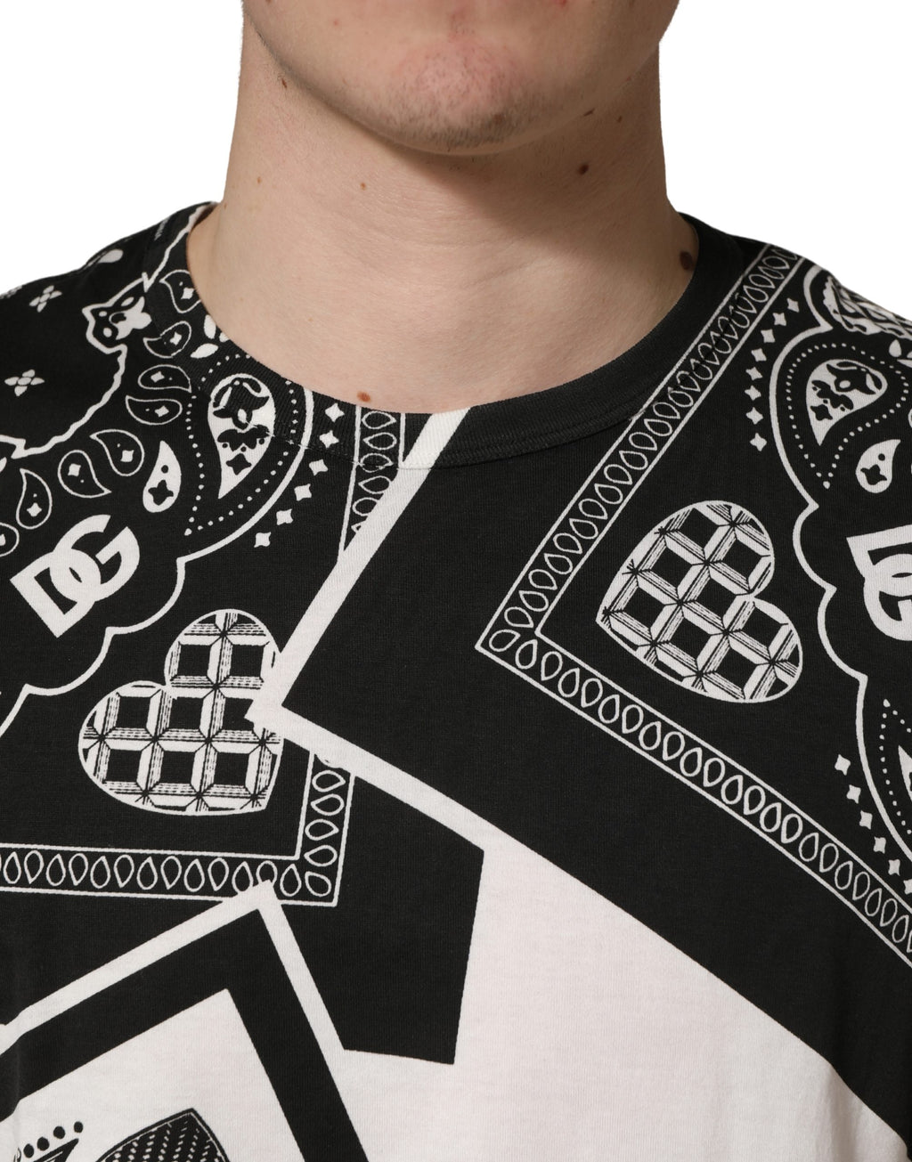 T-shirt Dolce & Gabbana en coton noir et blanc avec col ras du cou et motif bandana, vue de face.