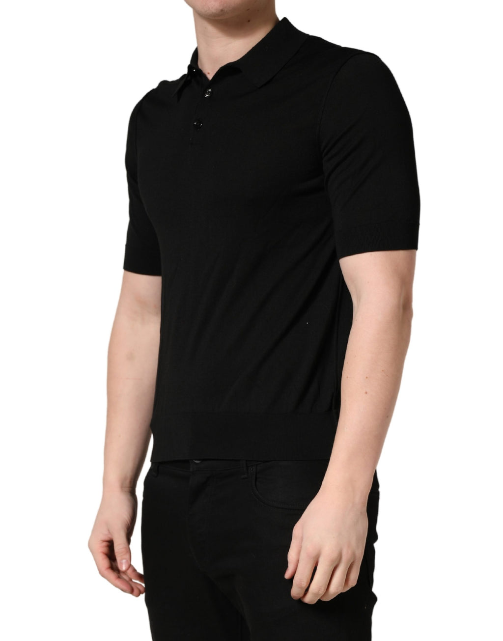 Polo homme Dolce & Gabbana en laine noire à manches courtes, style élégant et classique, sur un mannequin.