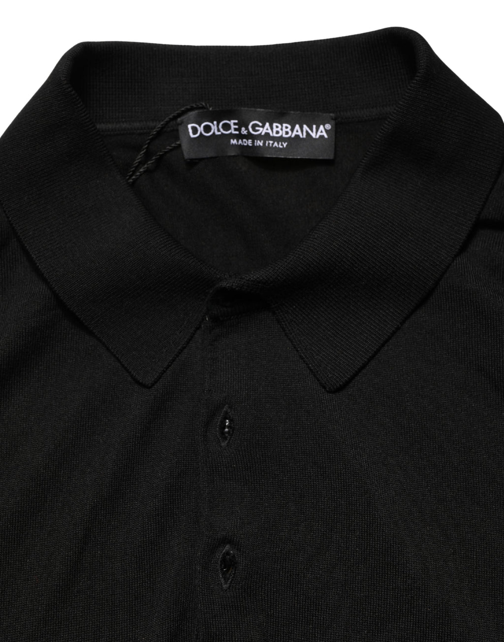 Polo pour homme Dolce & Gabbana en laine noire à manches courtes, élégant et classique, porté sur un mannequin.