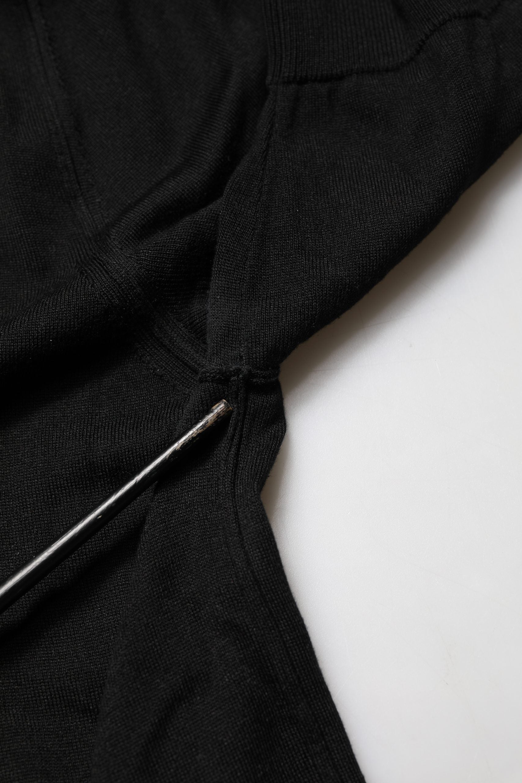 Polo pour homme Dolce & Gabbana en laine noire à manches courtes, style élégant et classique.