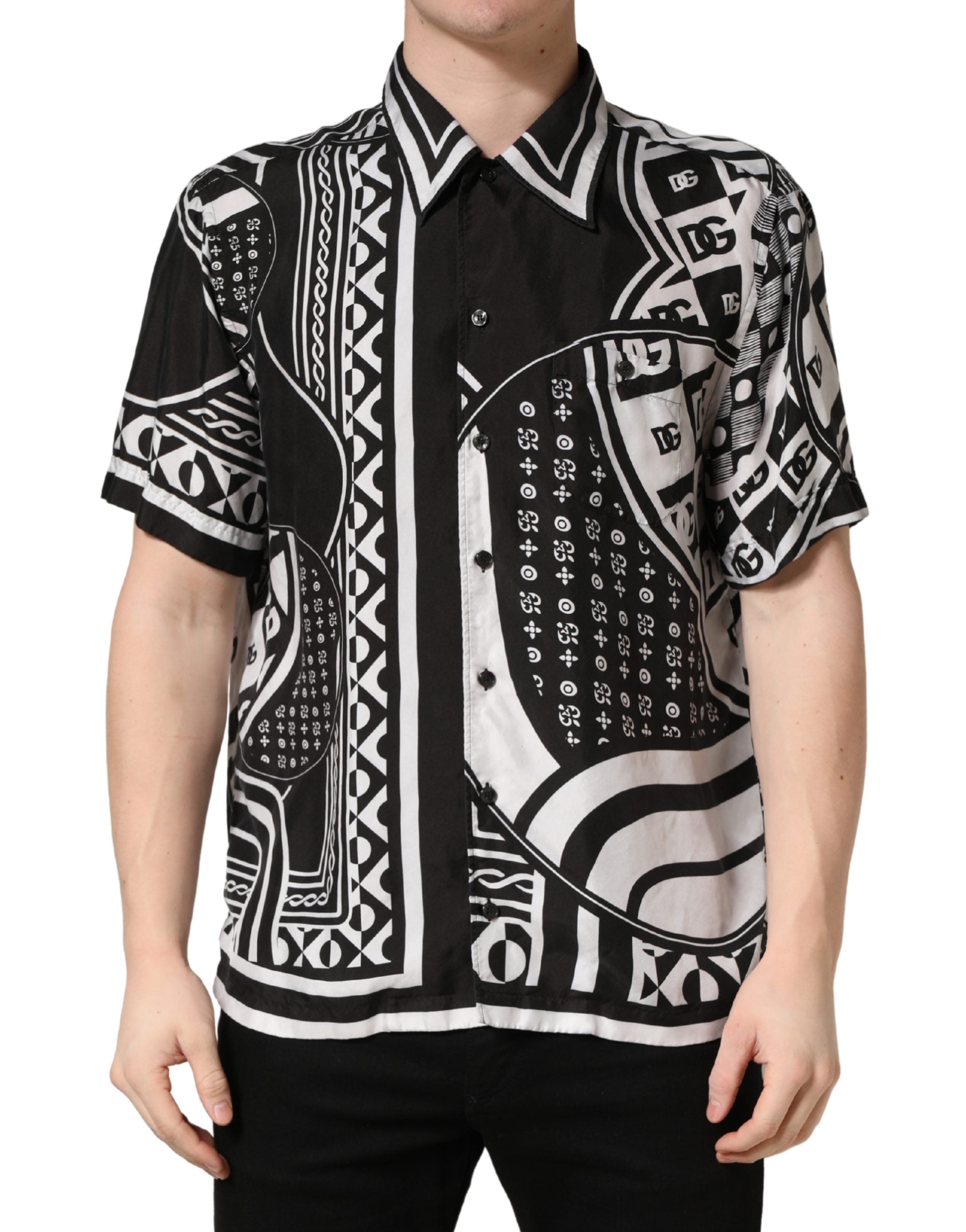 Chemise Dolce & Gabbana à col avec imprimé bandana noir et blanc, détails élégants et tissu léger visible sur l'image.