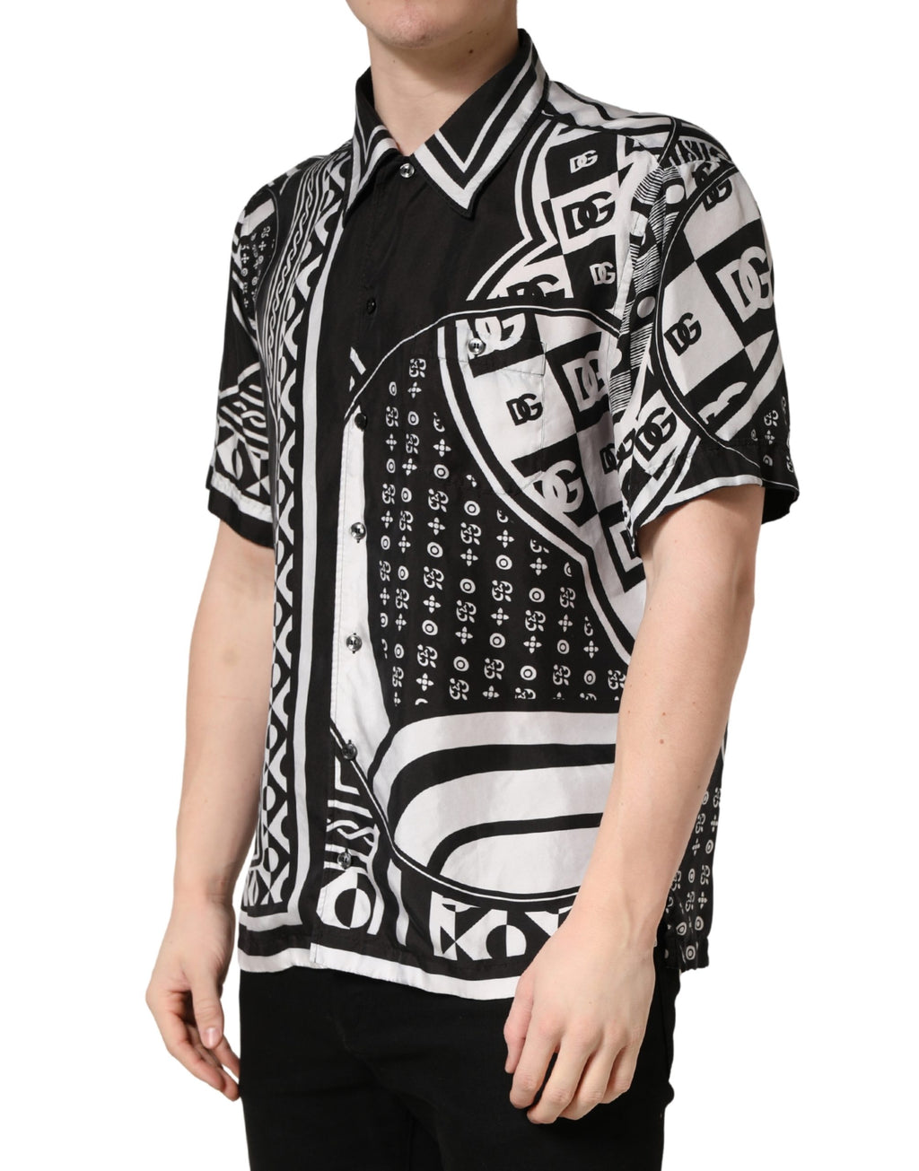 Chemise Dolce & Gabbana à col avec imprimé bandana noir et blanc, style élégant et moderne.
