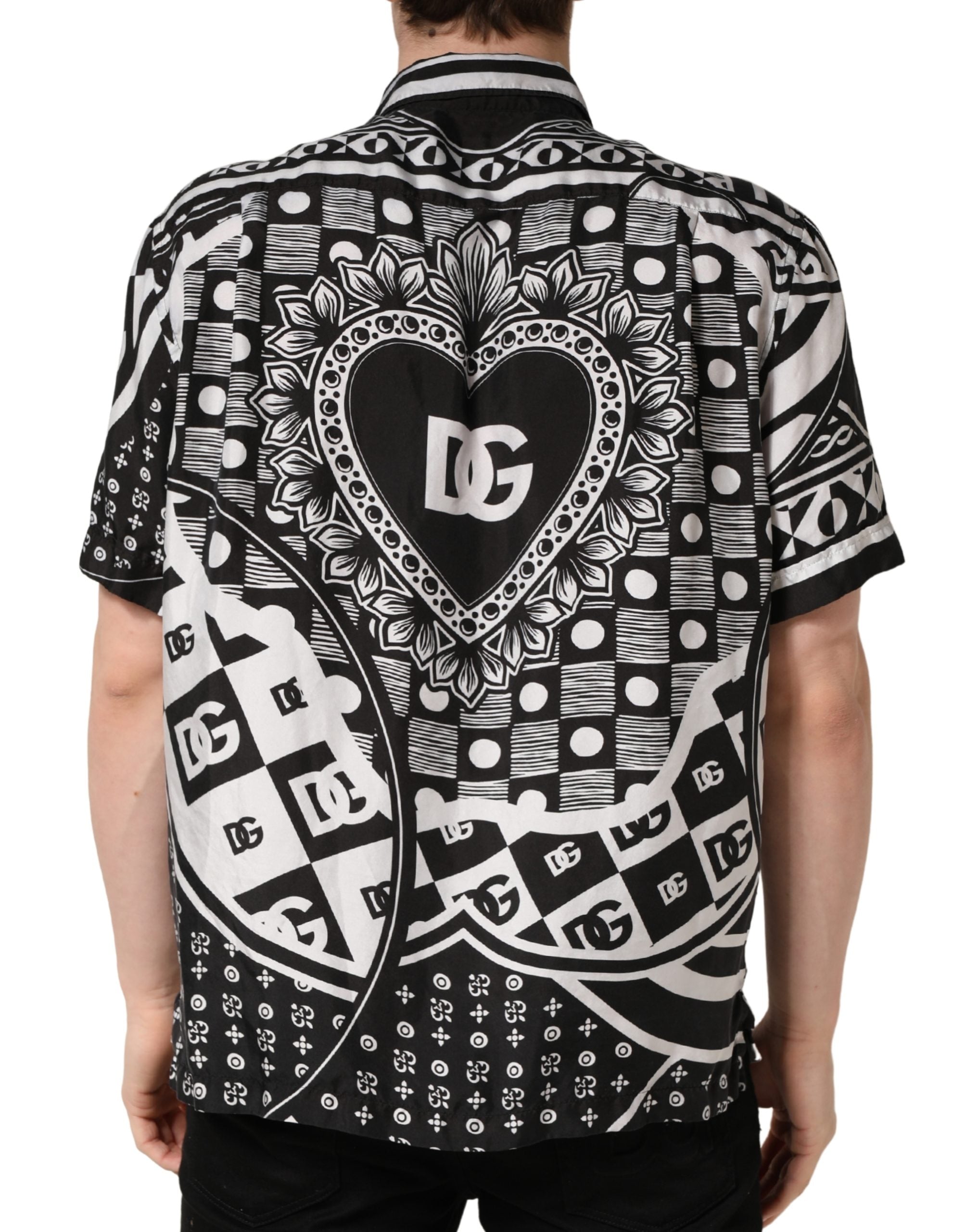 Chemise Dolce & Gabbana à col avec motif bandana noir et blanc, style élégant et tendance.