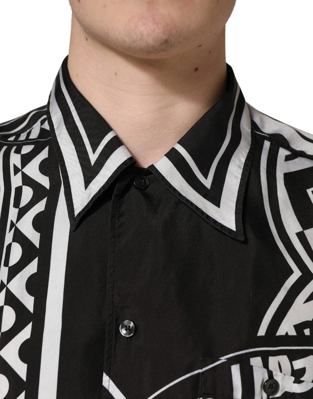 Chemise Dolce & Gabbana à col avec motif bandana noir et blanc, style élégant et tendance.