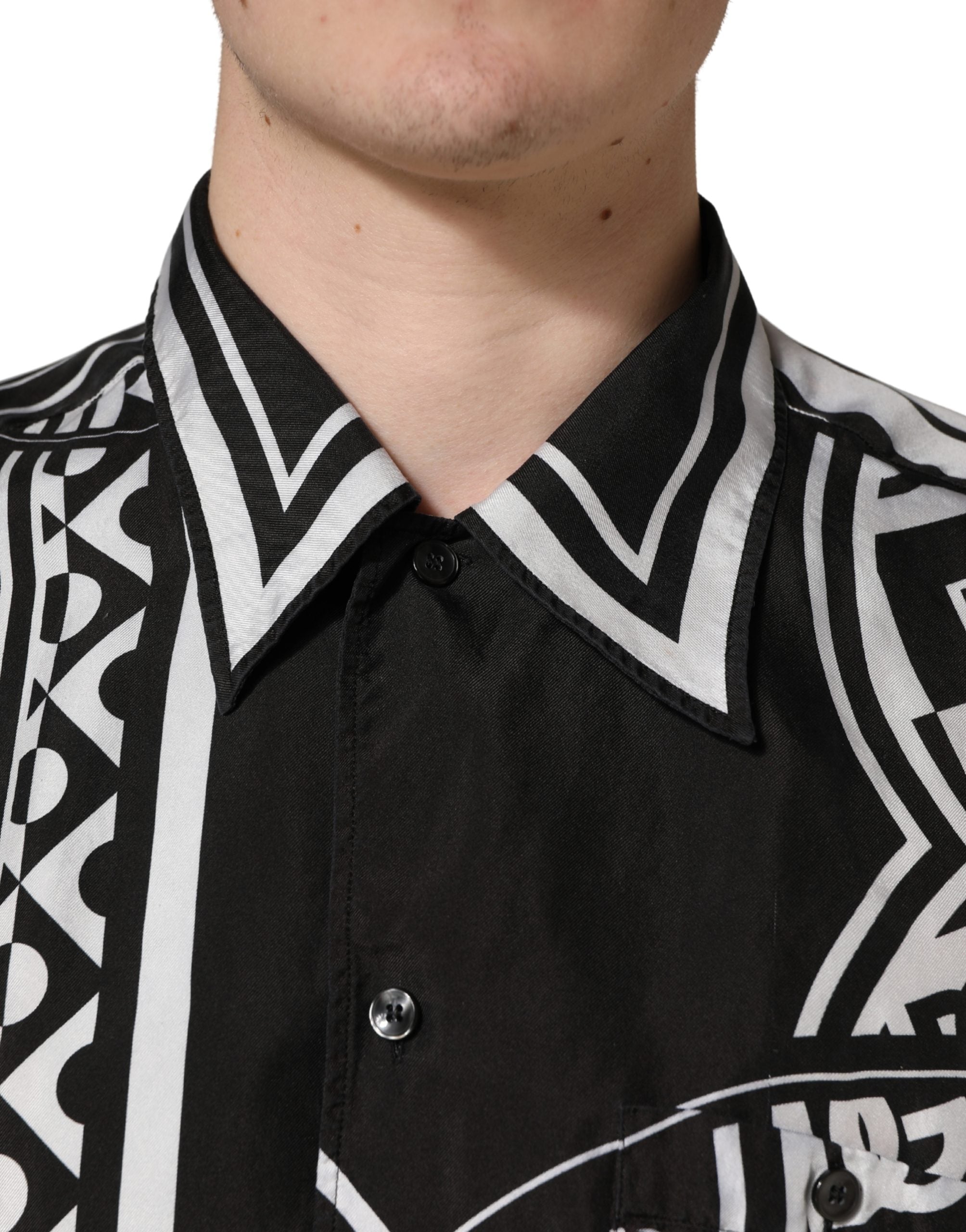 Chemise Dolce & Gabbana à col avec motif bandana noir et blanc, style élégant et tendance.