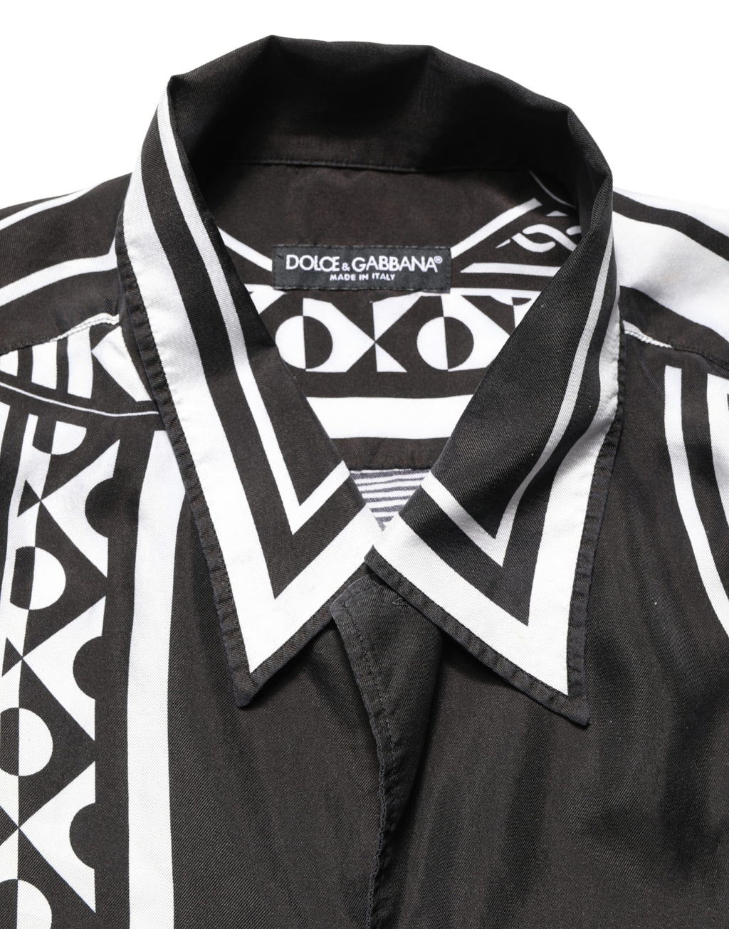 Chemise Dolce & Gabbana à col avec imprimé bandana noir et blanc, détails élégants et style sophistiqué visible sur l'image.