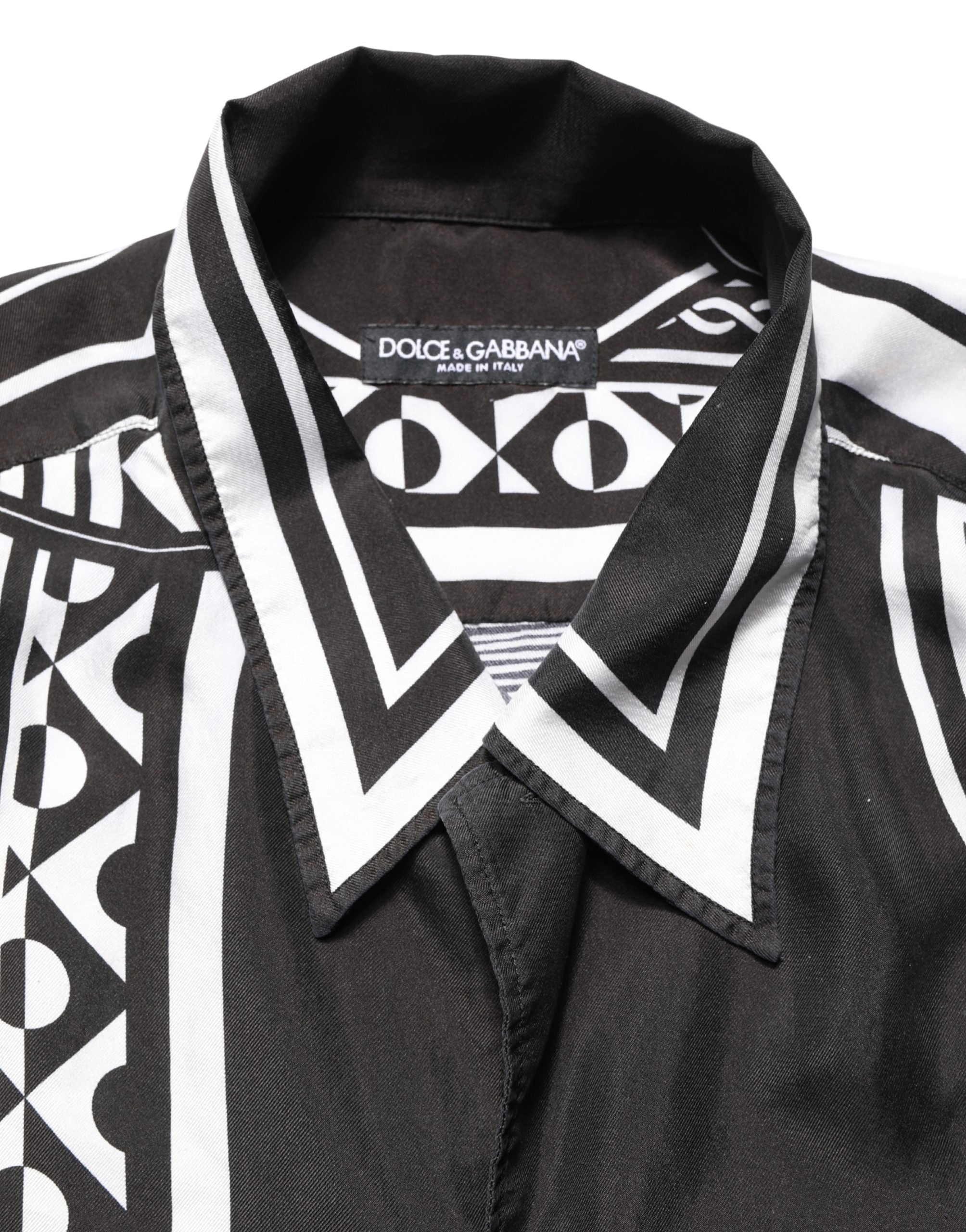 Chemise Dolce & Gabbana à col avec imprimé bandana noir et blanc, détails élégants et style sophistiqué visible sur l'image.