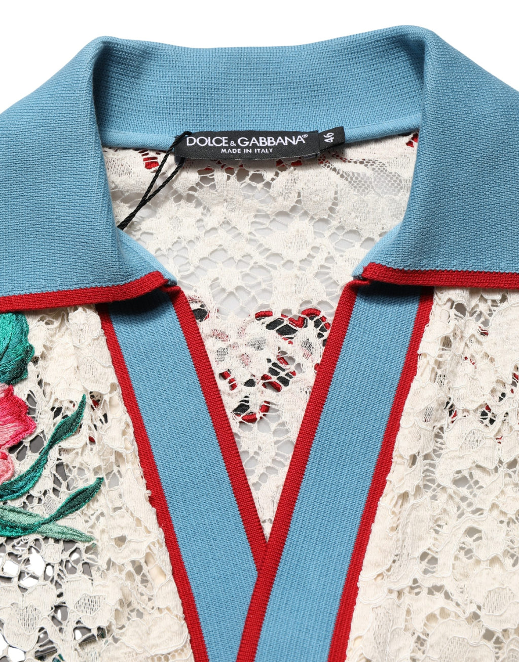 Polo en dentelle beige à fleurs de Dolce & Gabbana, style tennis club, pour femme, détail floral élégant.