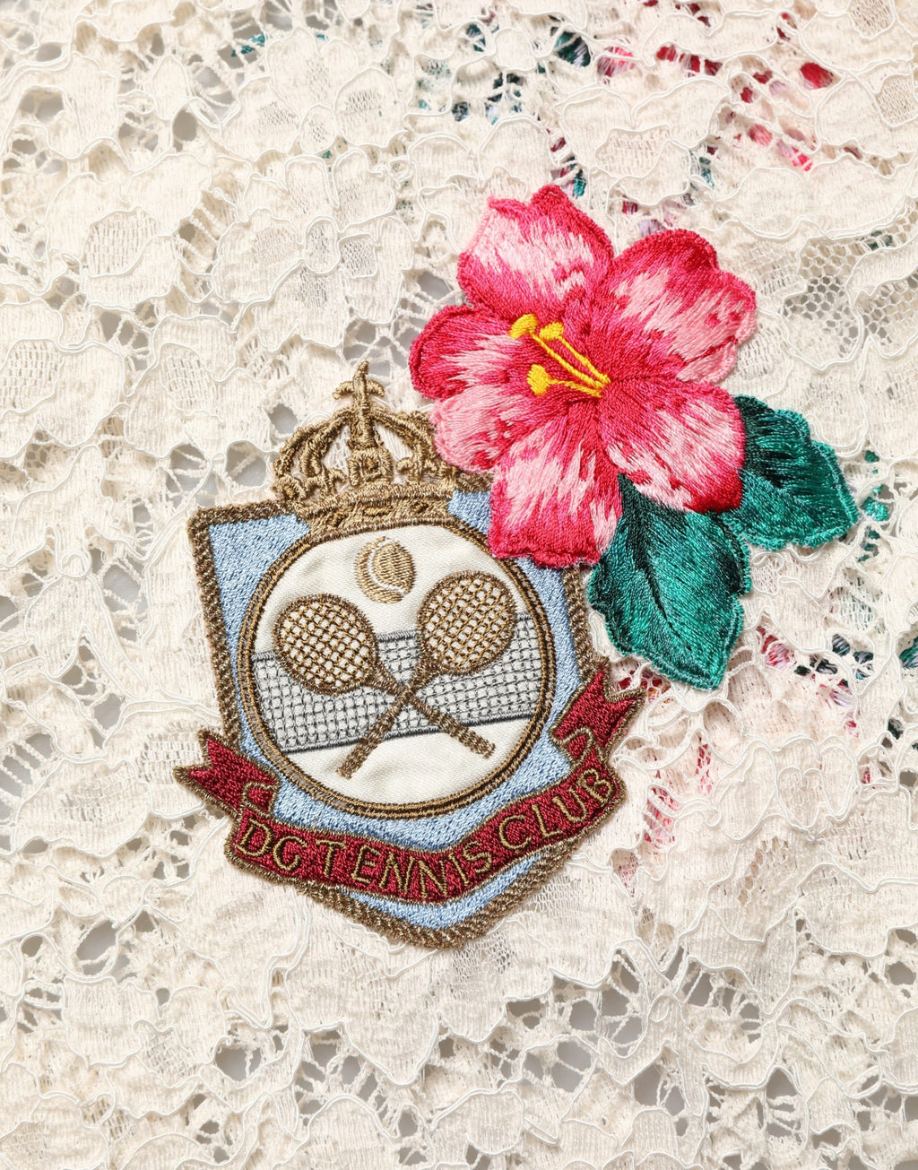 Polo T-shirt beige à fleurs Dolce & Gabbana Tennis Club en dentelle, détails élégants et style sportif sophistiqué