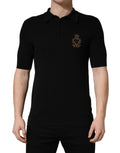 T-shirt en soie noir Dolce & Gabbana avec patch héraldique, col polo et logo élégant, style moderne et sophistiqué.