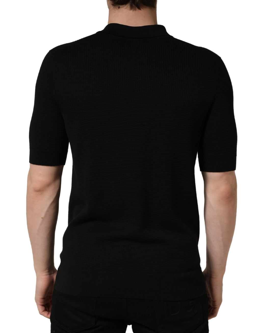 T-shirt en soie noir Dolce & Gabbana avec patch de blason héraldique, polo élégant et détaillé.