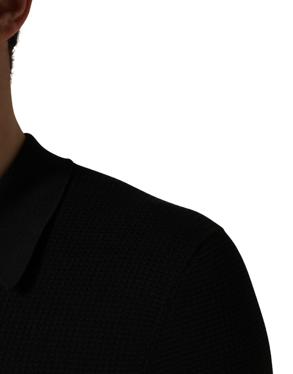 T-shirt polo en soie noir Dolce & Gabbana avec écusson héralique brodé, style élégant et sophistiqué.