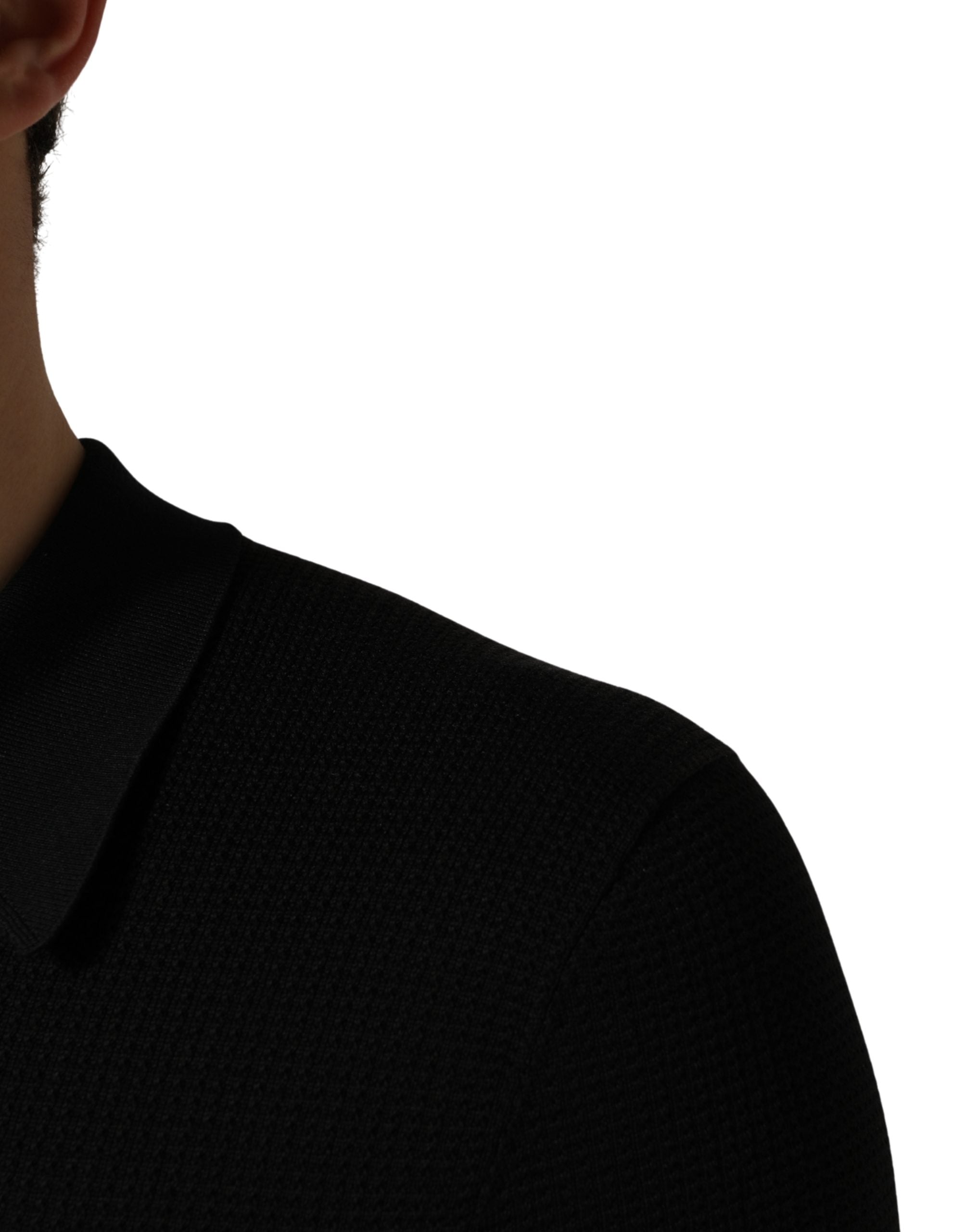 T-shirt polo en soie noir Dolce & Gabbana avec écusson héralique brodé, style élégant et sophistiqué.